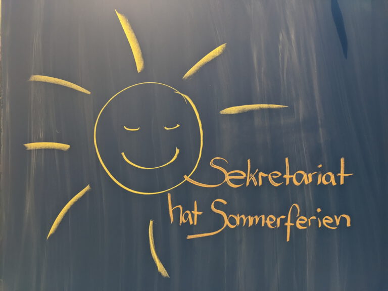 Foto von Tafelbild. Gezeichnete Sonne und Text "Sekretariat hat Sommerferien"