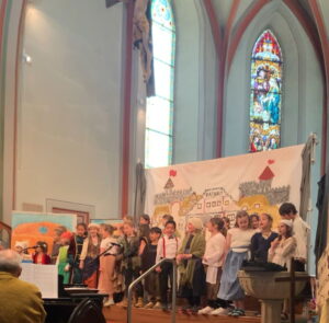Foto einer singenden Kindergruppe in einer Kirche