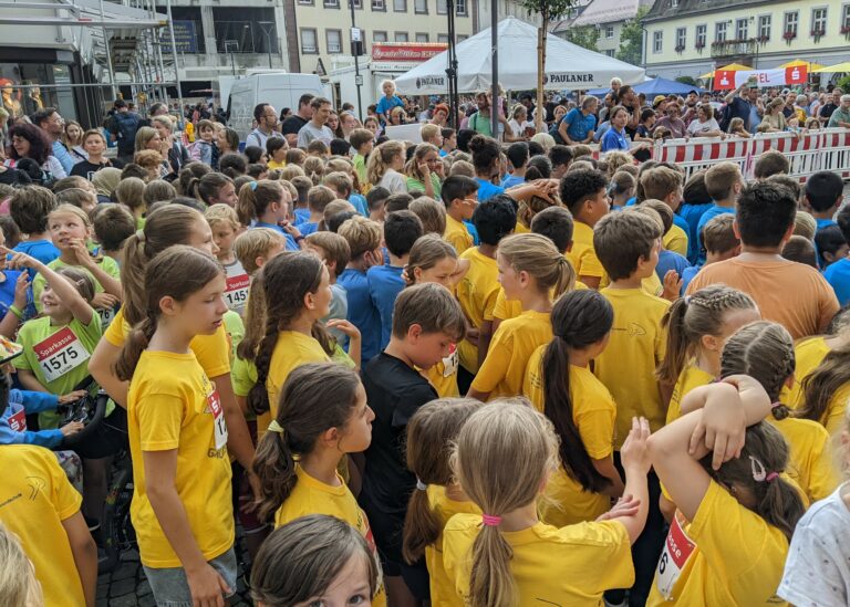 Foto von Menschenmasse mit vielen Kindern in gelben und blauen TShirts