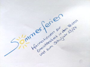 Foto eines handgeschriebenen Schriftzugs mit den Worten "Sommerferien Informationen zur Erreichbarkeit in den Ferien und zum Schuljahr 23/24