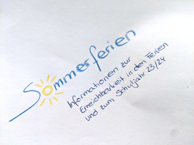 Foto eines handgeschriebenen Schriftzugs mit den Worten "Sommerferien Informationen zur Erreichbarkeit in den Ferien und zum Schuljahr 23/24